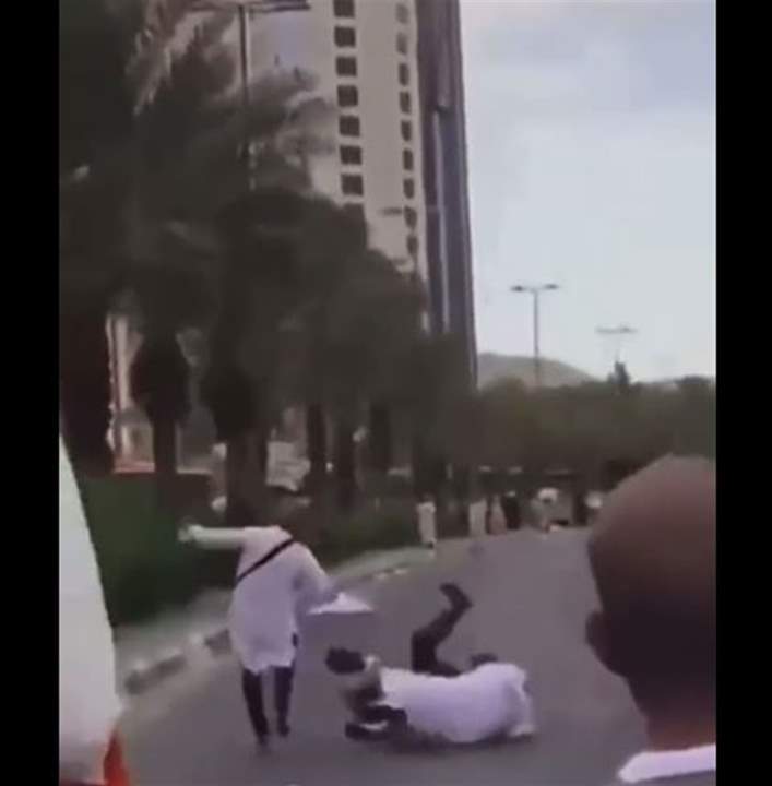 بالفيديو- حجاج يلقون القبض على  لص يحاول سرقة دراجة نارية في السعودية 