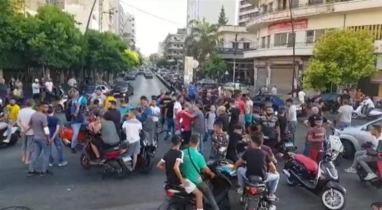 بعد توقيف 15 شخصاً من أصحاب مولدات كهربائية.. صيدا تغرق بالعتمة واحتجاجات تعمّ المدينة!