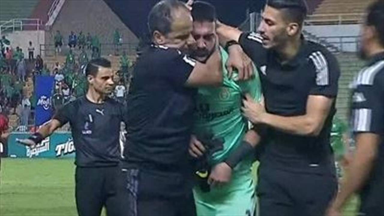 بالفيديو - تلقى نبأ وفاة شقيقه فلعب وشتمه الجمهور وخرج باكياً