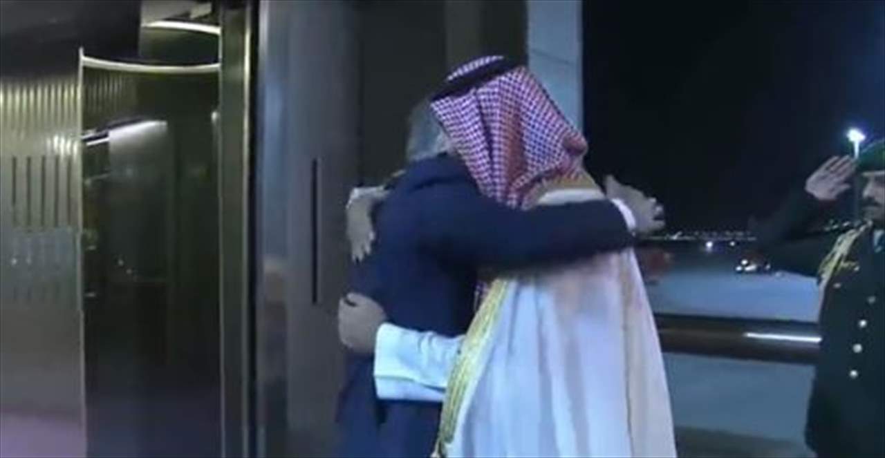 بالفيديو- الكاظمي يصل إلى السعودية.. وعناق حارّ مع بن سلمان في مطار جدة