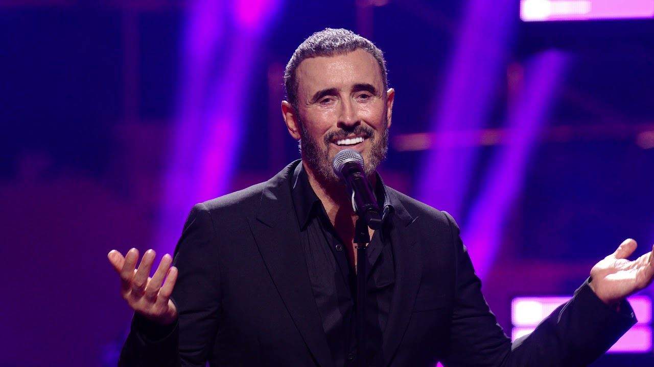 كاظم الساهر يمازح جمهوره بعد ان طالبه بغناء "زيديني عشقا"