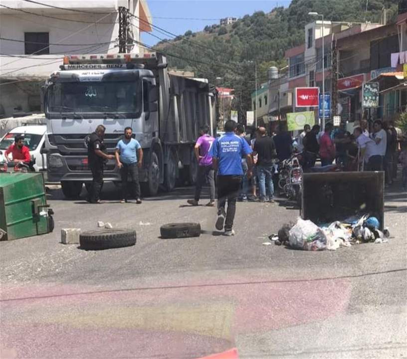   مراسل "الجديد": قطع طريق البيرة ـ عكار من قبل أهالي المنطقة على خلفية مداهمة للجيش اللبناني 