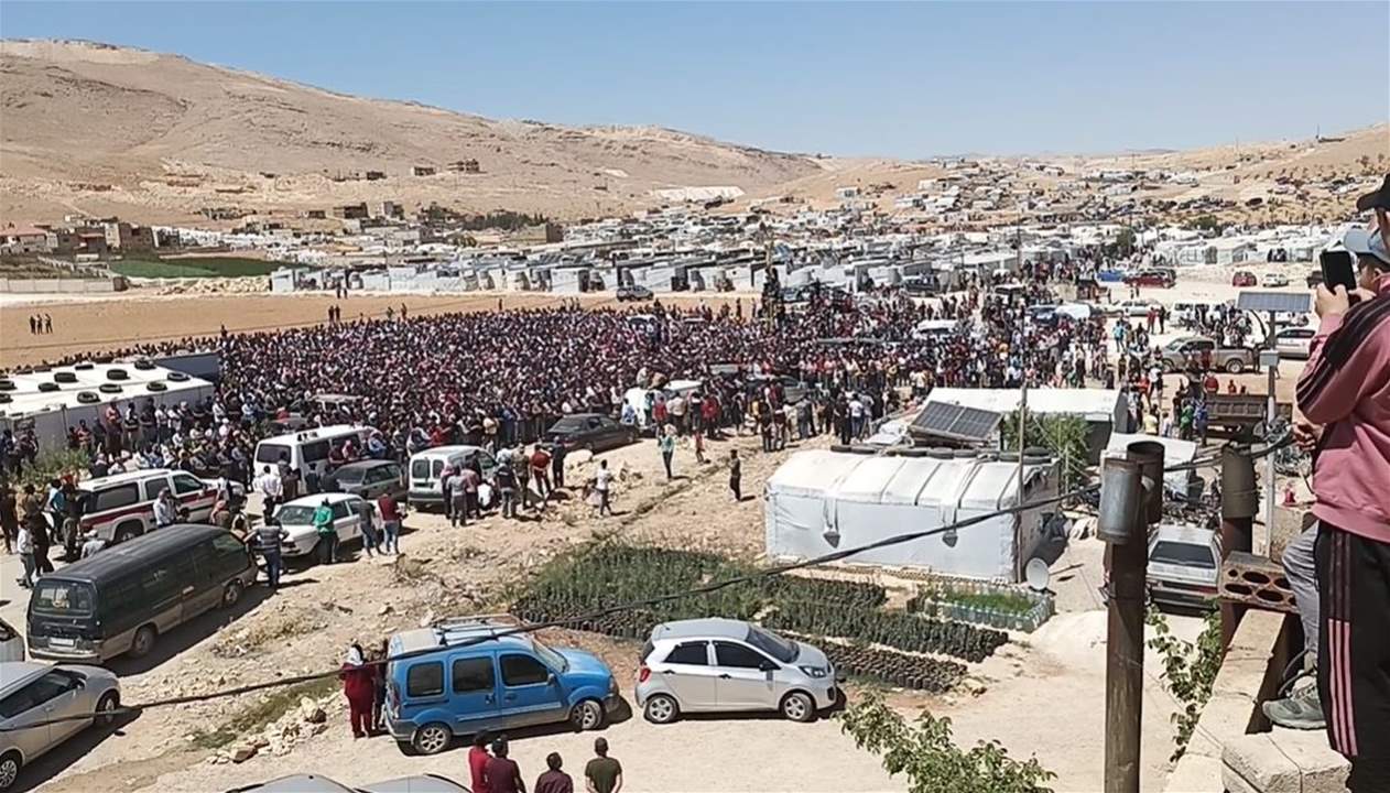 بعد الحادث الأليم.. حشود من أبناء عرسال تزف ضحايا البلدة إلى مثواهم الأخير
