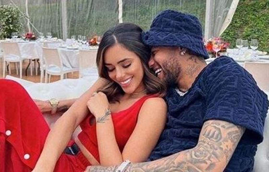 فيديو وصور - عارضة أزياء تفضح نيمار وتعرض مراسلته معها