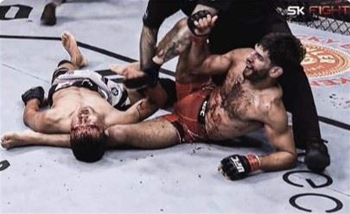 بالفيديو - "خنقه" وأجبره على الاستسلام بعد نزال دموّي