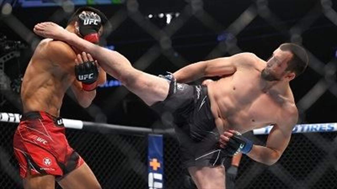 بالفيديو - المقاتل الصيني يفاجيء الروسي ويُسقطه بالضربة القاضية