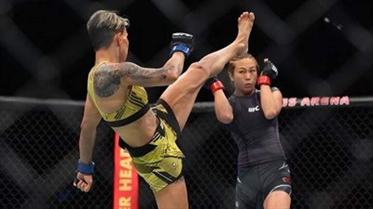 شاهدوا كيف سحقت المقاتلة البرازيلية منافستها الاميركية