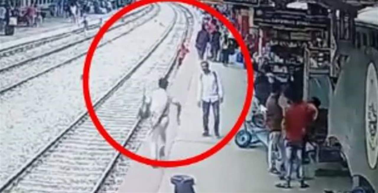 بالفيديو - إنقاذ رجل من الدهس قبل ثوان من مرور القطار