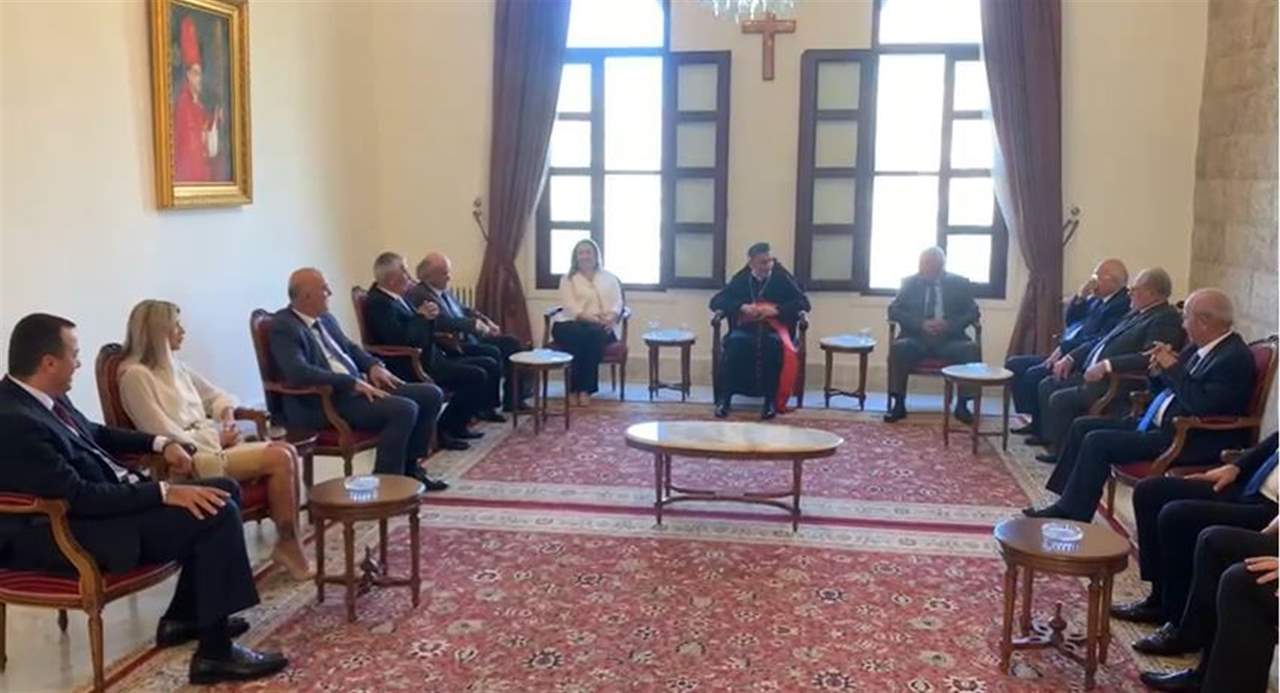 الديمان تغص بالمتضامنين بعد توقيف المطران موسى الحاج.. ونديم الجميل يهدد: لن تمر مرور الكرام! 