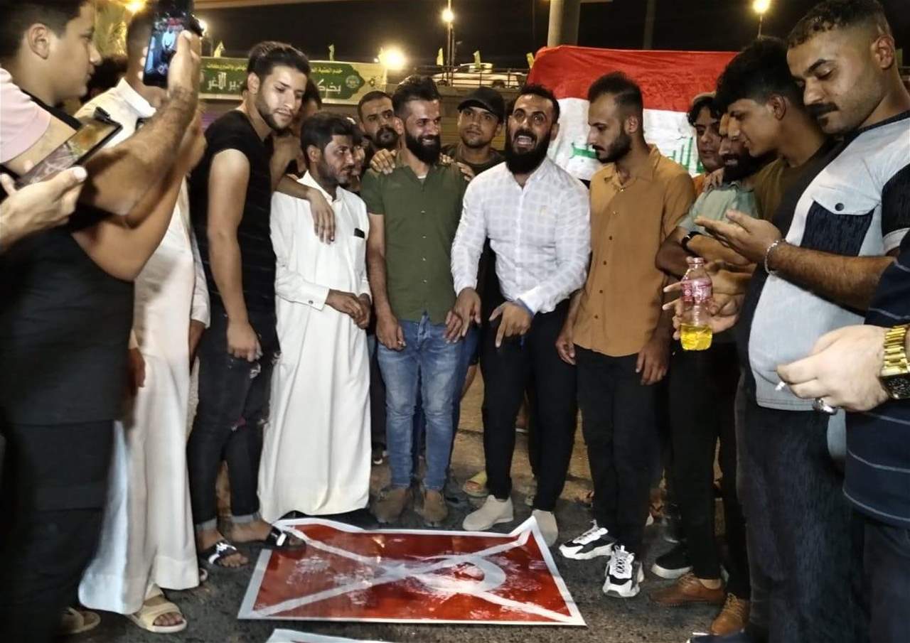 بالفيديو ـ عراقيون يحرقون علم تركيا في عدد من المناطق إحتجاجاً على سقوط قتلى بقصف تركي على دهوك 