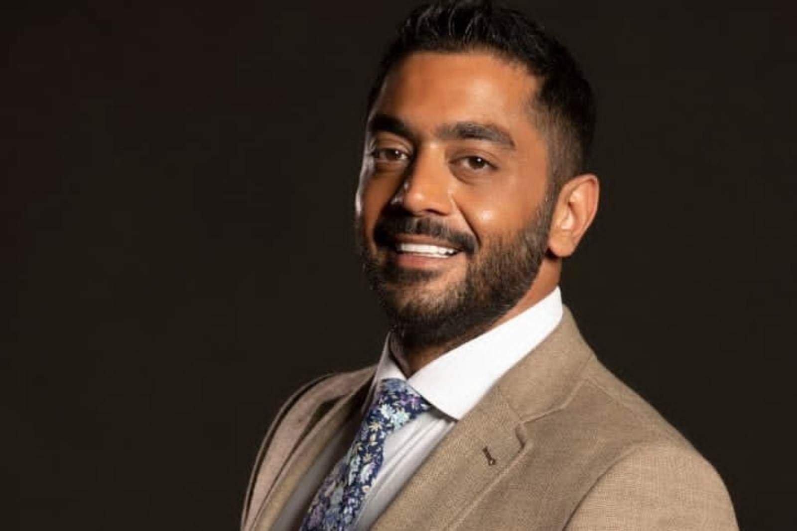 احمد فلوكس يعلن اعتزاله: لقد قررت ان اتوب الي الله توبه نصوحه