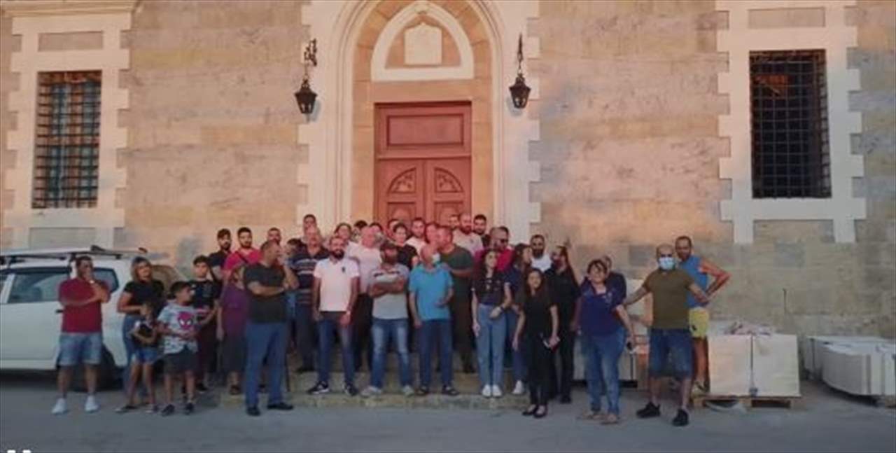 مراسل "الجديد": وقفة تضامنية لأبناء بلدة القليعة الحدودية في باحة كنيسة مار جرجس استنكاراً لتوقيف المطران موسى الحاج