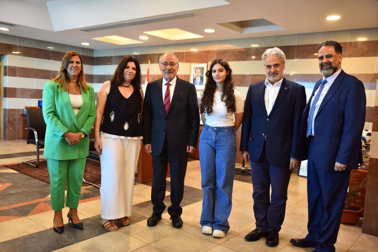 بعد أن قضت والدتها بانفجار مرفأ بيروت ووالدها بحادث الطائرة في إيطاليا... وزير التربية يستقبل التلميذة تامارا طياح
