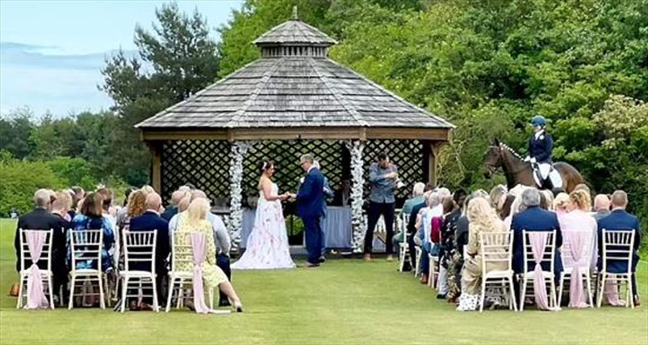 بالصور - عريس يختار حصانًا كـ "إشبين" له بحفل زفافه بأحد الفنادق