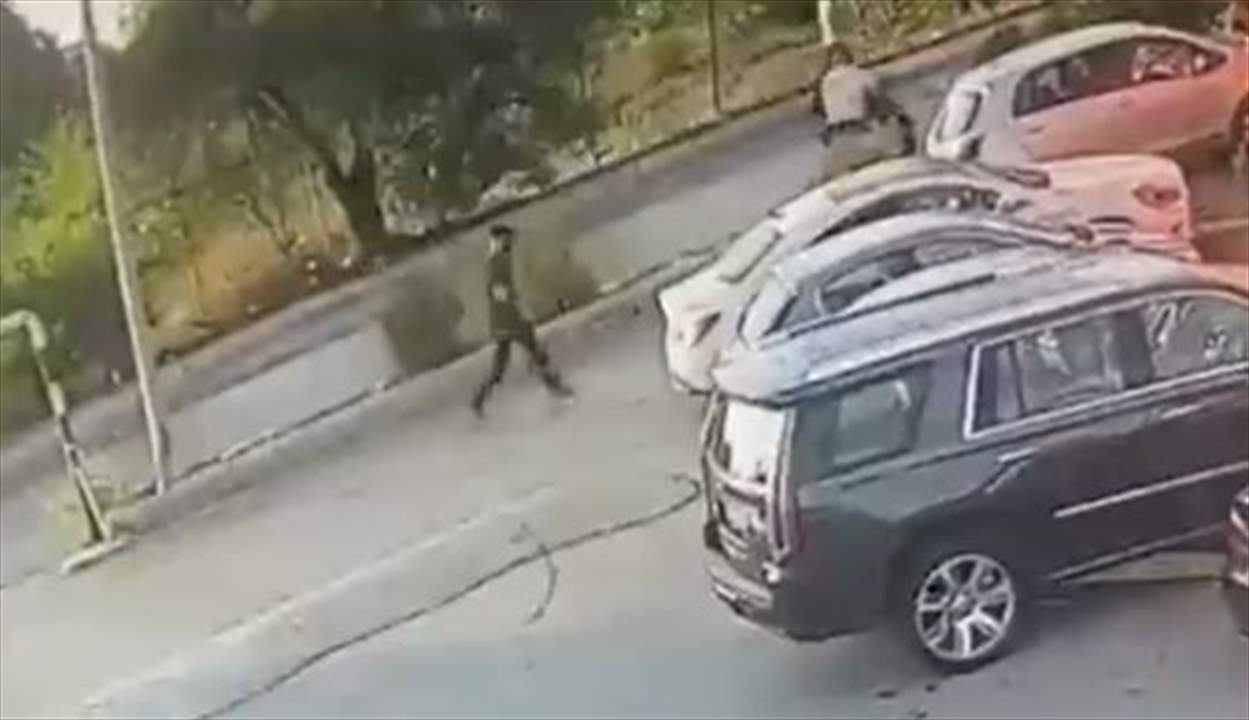 بالفيديو - نشال يسرق ممثلة شهيرة في وضح النهار