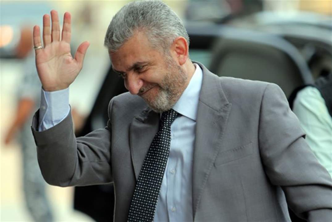   وزير العمل يصدر بيانًا بشأن إعادة تصحيح الأجور