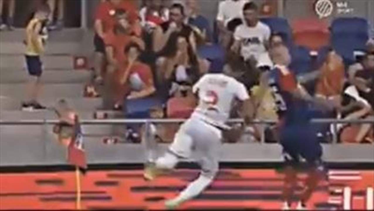 فيديو - لاعبٌ ينقذ منافساً له من الموت على الهواء