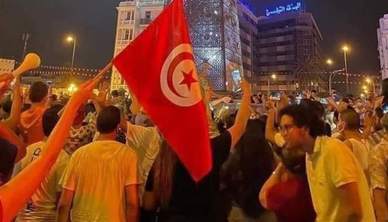     احتفالات في تونس بنجاح الاستفتاء على الدستور .. وقيس سعيد يؤكد دخول البلاد مرحلة جديدة 