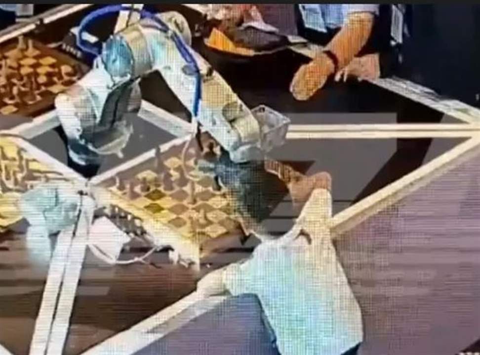 بالفيديو -  روبوت يكــ سر إصبع طفل في مباراة شطرنج