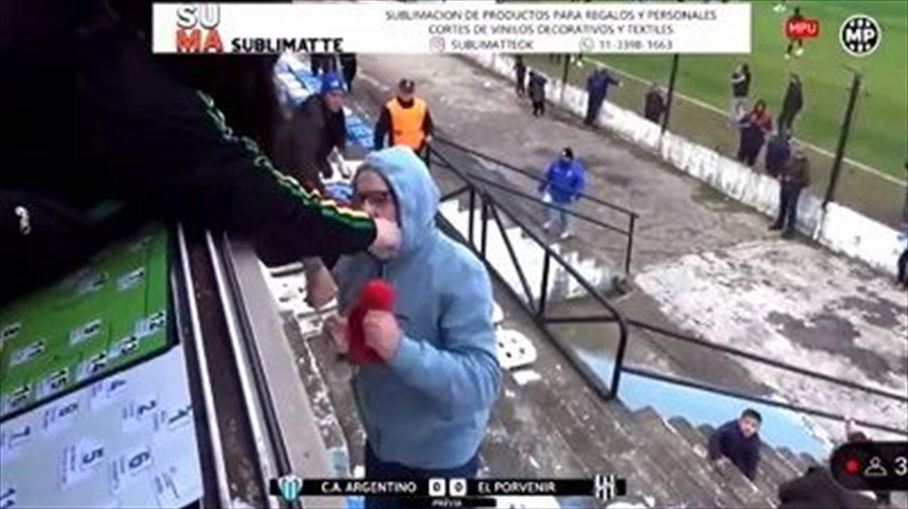 رئيس نادي يعتدي على مُعلّق ويكسر الميكروفون على الهواء مباشرة