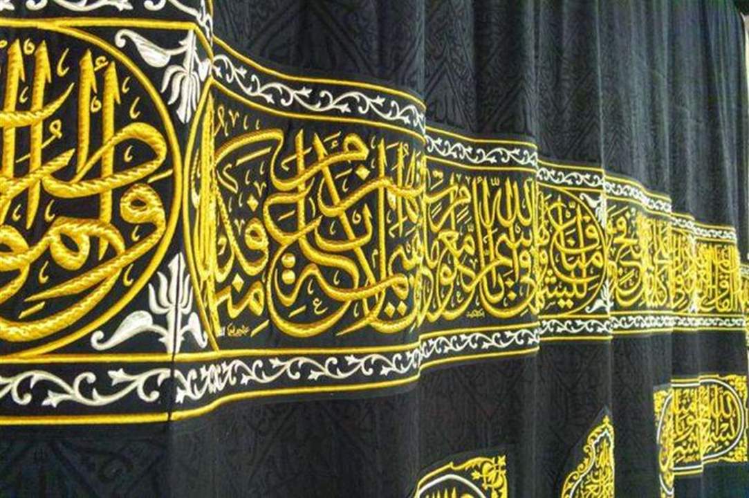   بالفيديو ـ بالذهب والفضة والحرير.. تعرف على قصة استبدال كسوة الكعبة المشرفة ومراحل صناعتها 