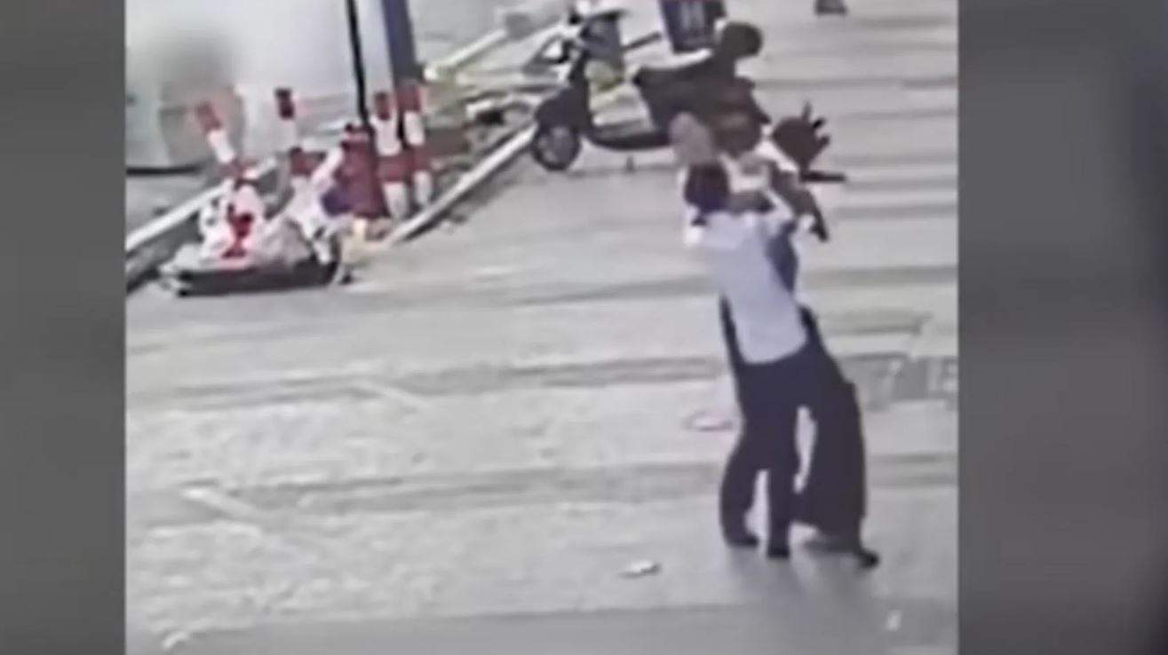 بالفيديو - رجل ينقذ طفلة سقطت من الطابق الخامس