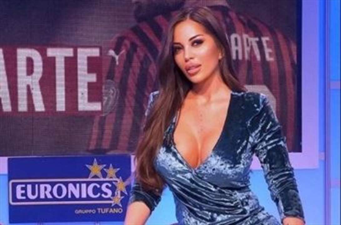 صور - كيم كارديشيان ايطاليا .. مذيعة شهيرة تعشق نابولي