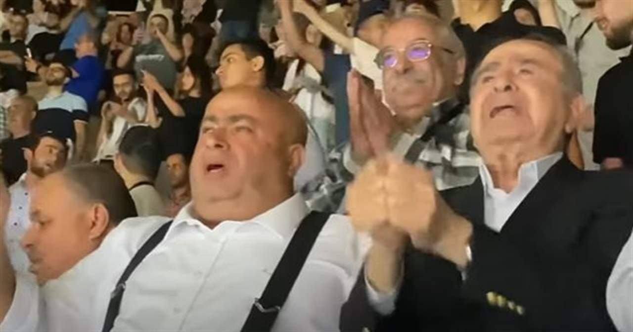   بالفيديو ـ تفاعل كبير مع بكاء السياسي الأردني طاهر المصري خلال سماعه أغنية "موطني" في مهرجان جرش