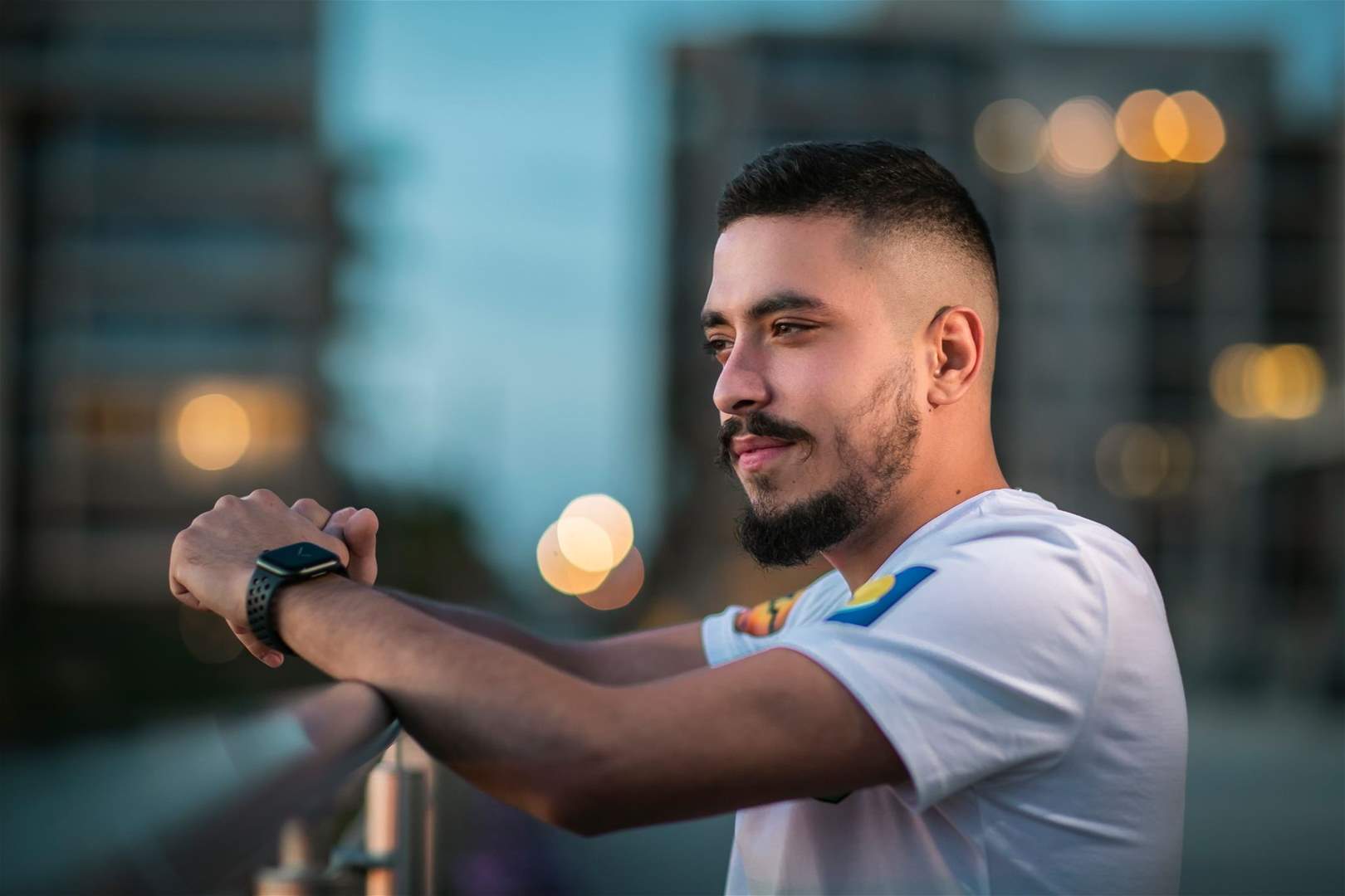 مهند زعيتر يقلق متابعيه بعد ظهوره على سرير المستشفى