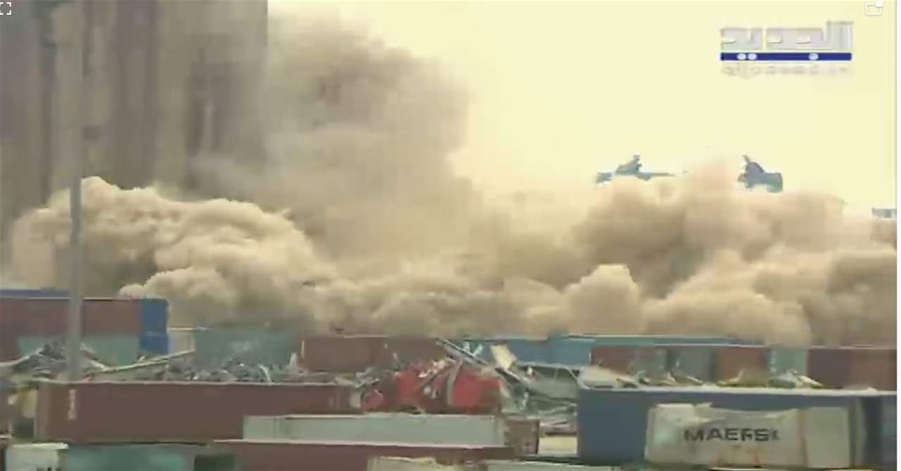 بالفيديو - لحظة سقوط صومعتين من الجزء الشمالي لأهراءات القمح في مرفأ بيروت 