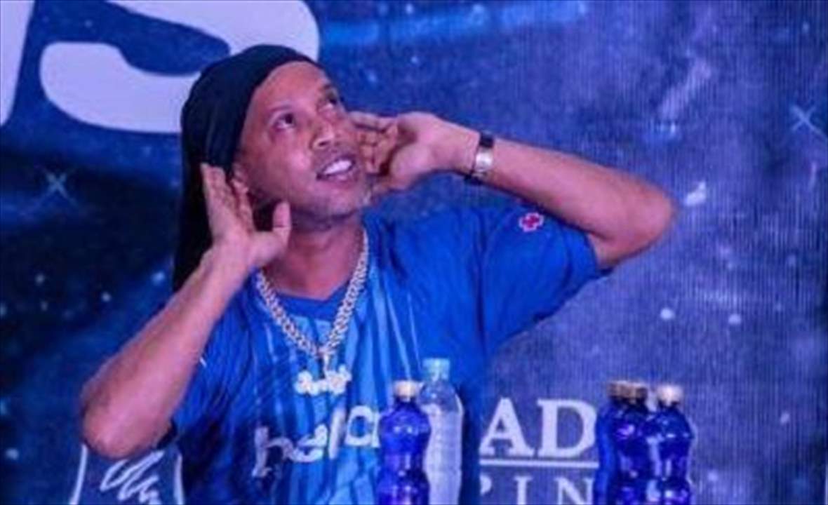 بالفيديو - رونالدينيو يتسبب بجنون في مركز تسوق في الاكوادور !!