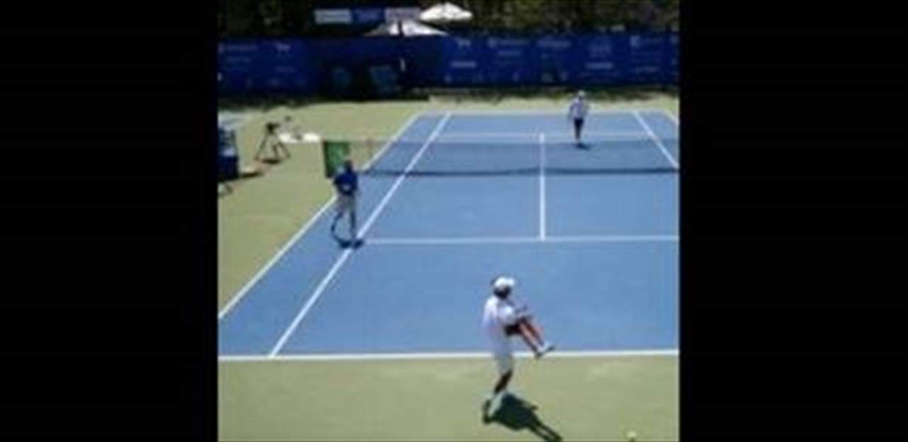 بالفيديو - النجم الصيني يرمي مضربه ويحمل الفتى المريض بين يديه