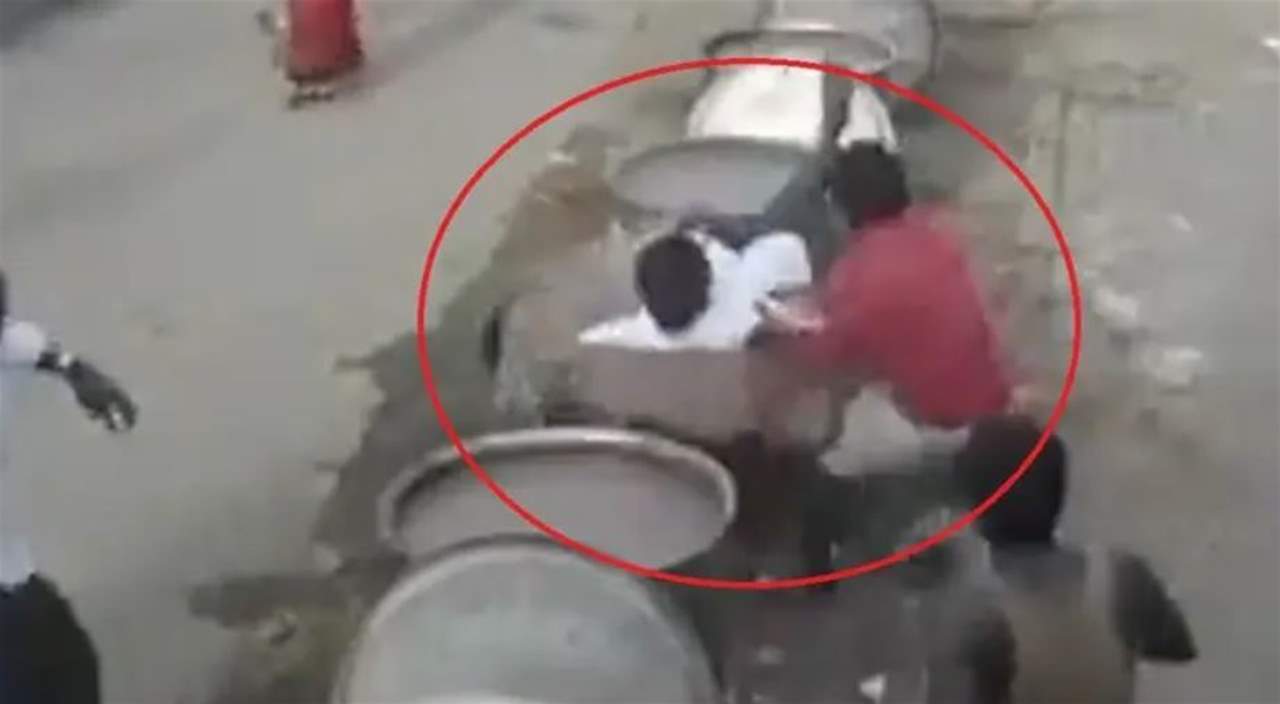 بالفيديو - ليس لأصحاب القلوب الضعيفة.. سقط في قدر يغلي 