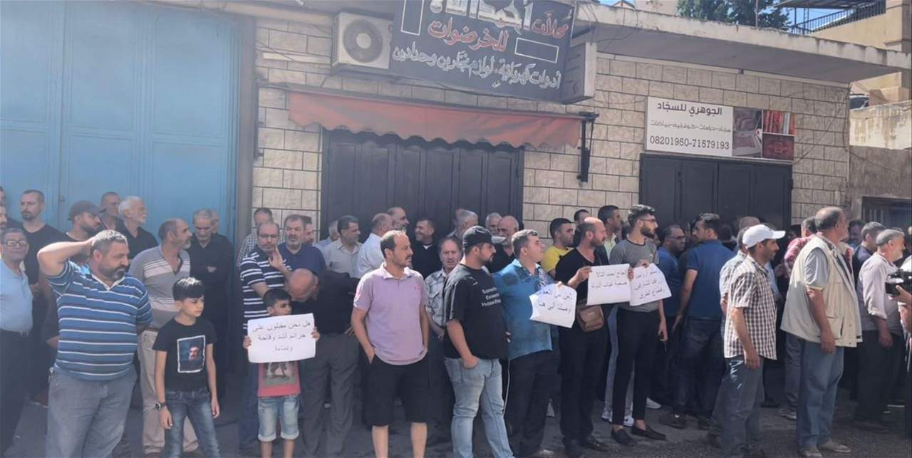  اعتصام في حي السبيل في الهرمل امام المحل التجاري الذي تعرض  لعملية سطو مسلح واطلاق نار