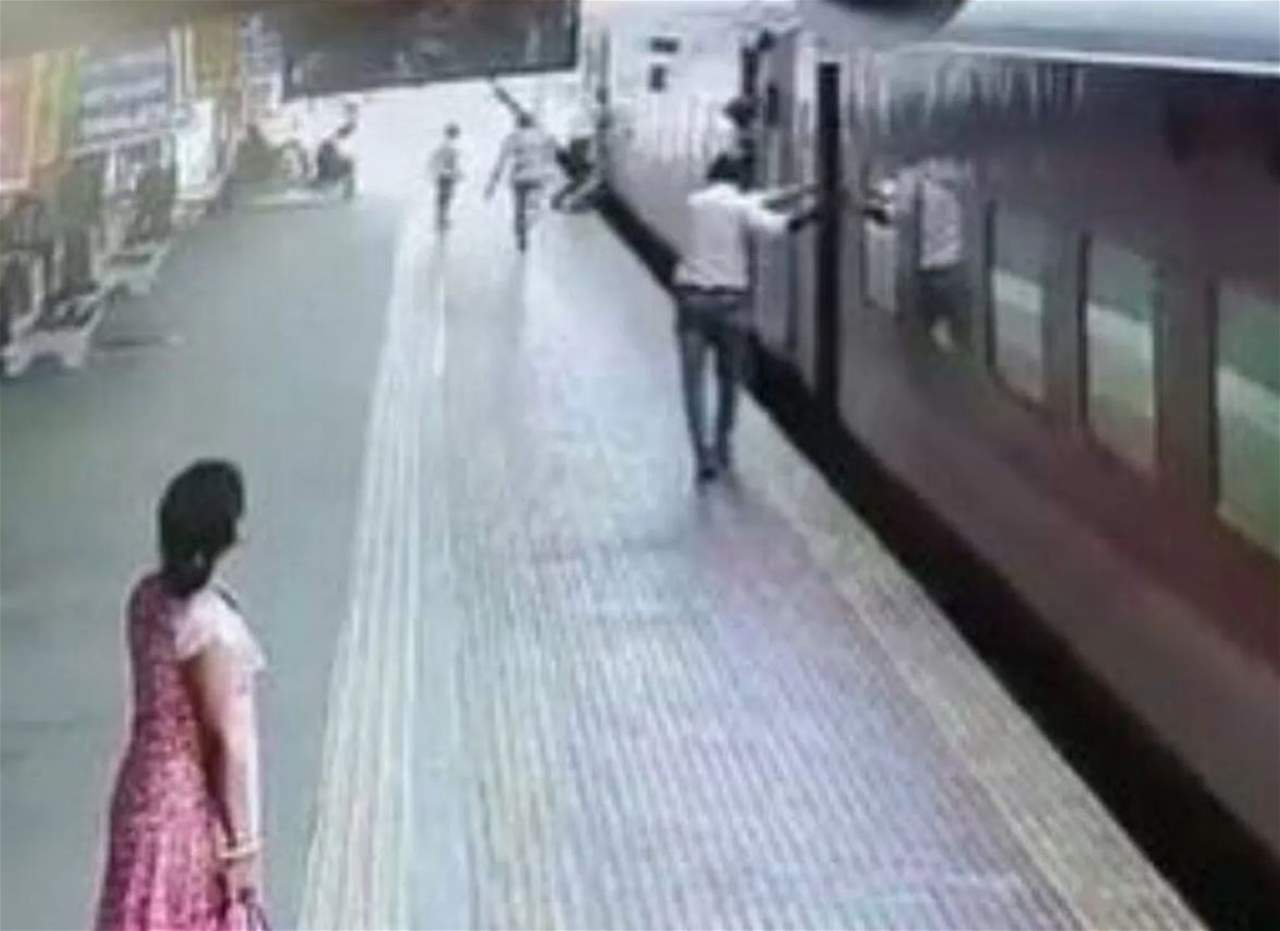 بالفيديو.. شجاعة شرطية تنقذ امرأة مسنة وابنها بمحطة قطار