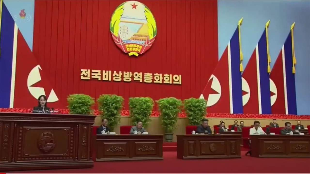 بالفيديو - وسط دموع الحضور.. شقيقة رئيس كوريا الشمالية تقول ان شقيقها اصيب بالحمى!