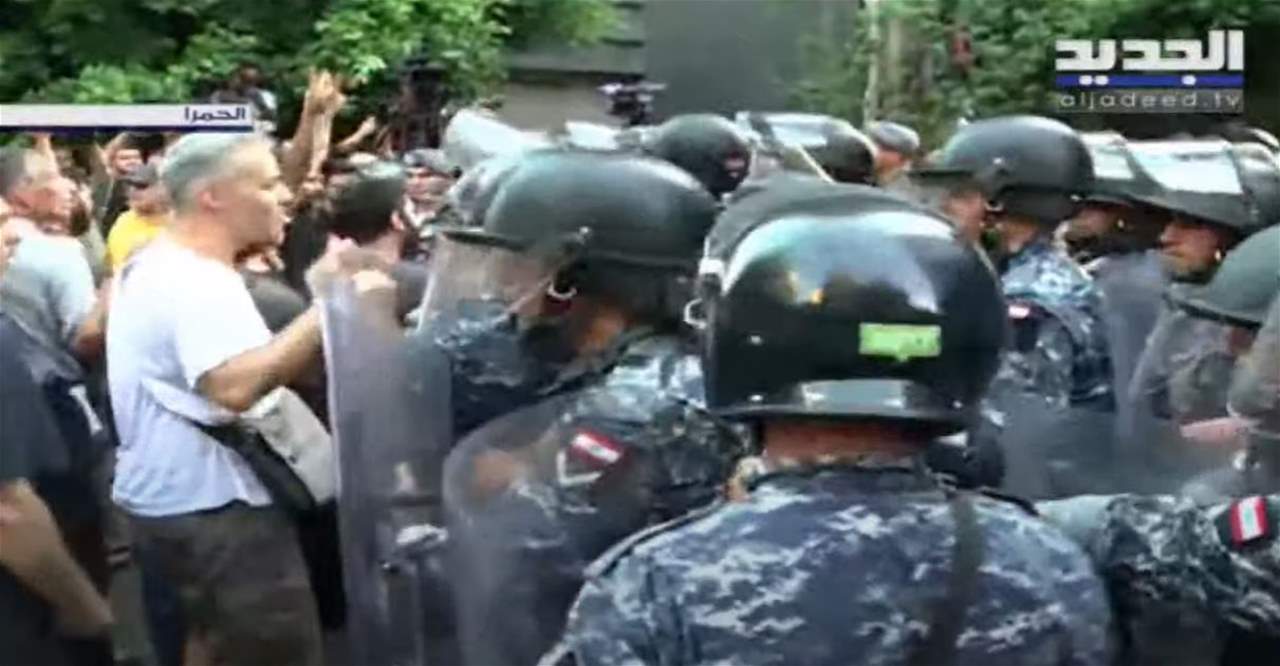 مراسل "الجديد": حالة من الهرج والمرج بين مواطنين متجمعين خارج المصرف وعناصر مكافحة الشغب قبيل خروج بسام الشيخ حسين من الفرع