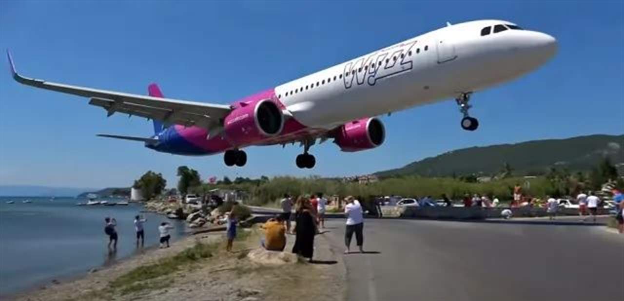 بالفيديو ـ لحظات مثيرة .. طائرة تهبط فوق رؤوس السياح في اليونان !