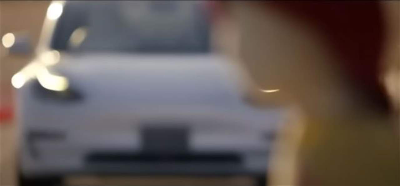  بالفيديو ـ اختبار القيادة الذاتية لسيارة "تسلا" يُثير المخاوف !