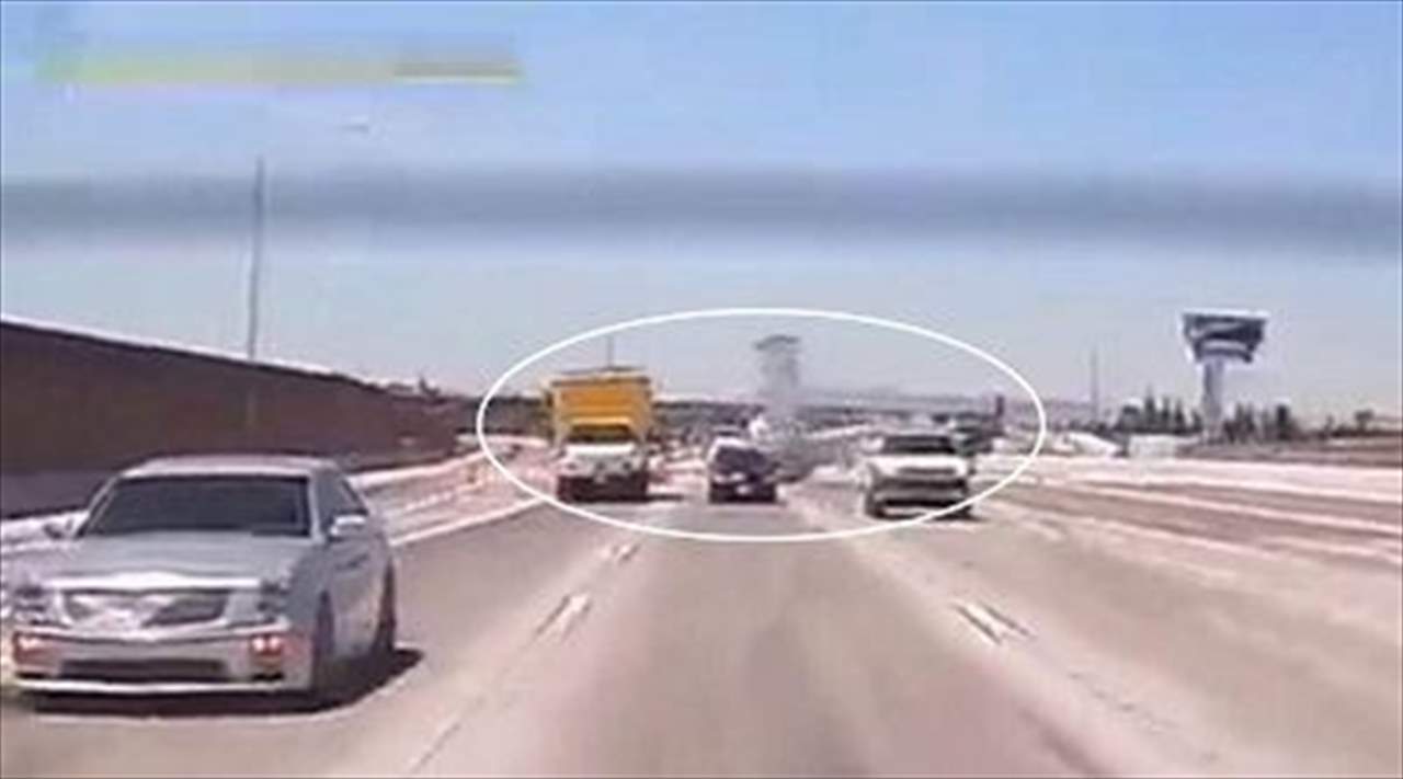 فيديو - طائرة صغيرة تهبط على الطريق السريع وتسحق شاحنة
