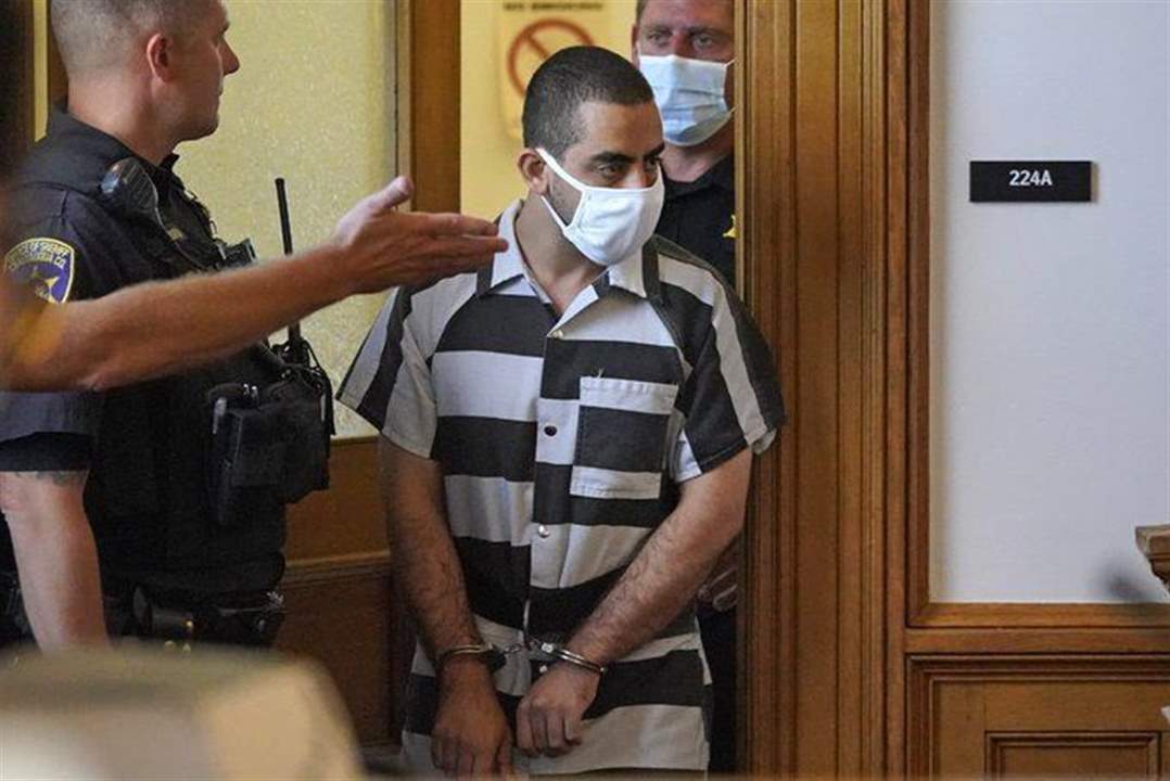 بعد إتهام نجله بعملية طعن سلمان رشدي .. والد هادي مطر يحتجز نفسه داخل منزله رافضاً التحدّث لأحد