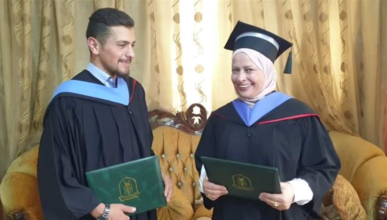بالفيديو ـ أم أردنية تعود لمقاعد الدراسة وتتخرج مع ابنها من نفس الجامعة والاختصاص !