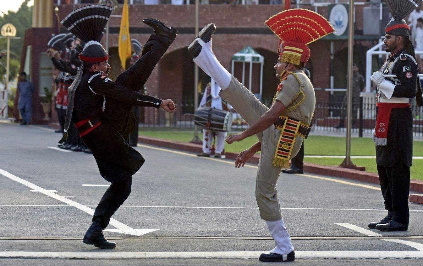 بالفيديو ـ بين الهند وباكستان .. عرض عسكري استثنائي يومي عند بوابة المعبر الحدودي !
