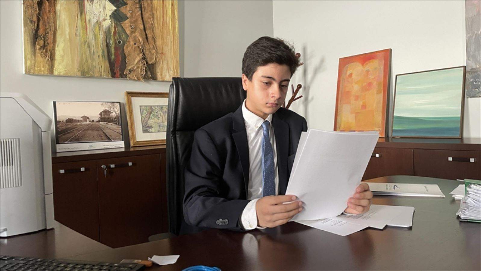 قصة الشاب اللبناني جوي حداد الذي أصبح مستشاراً لوزير الثقافة بسبب قصيدة "أسكنتها زرقة عينيّ" !