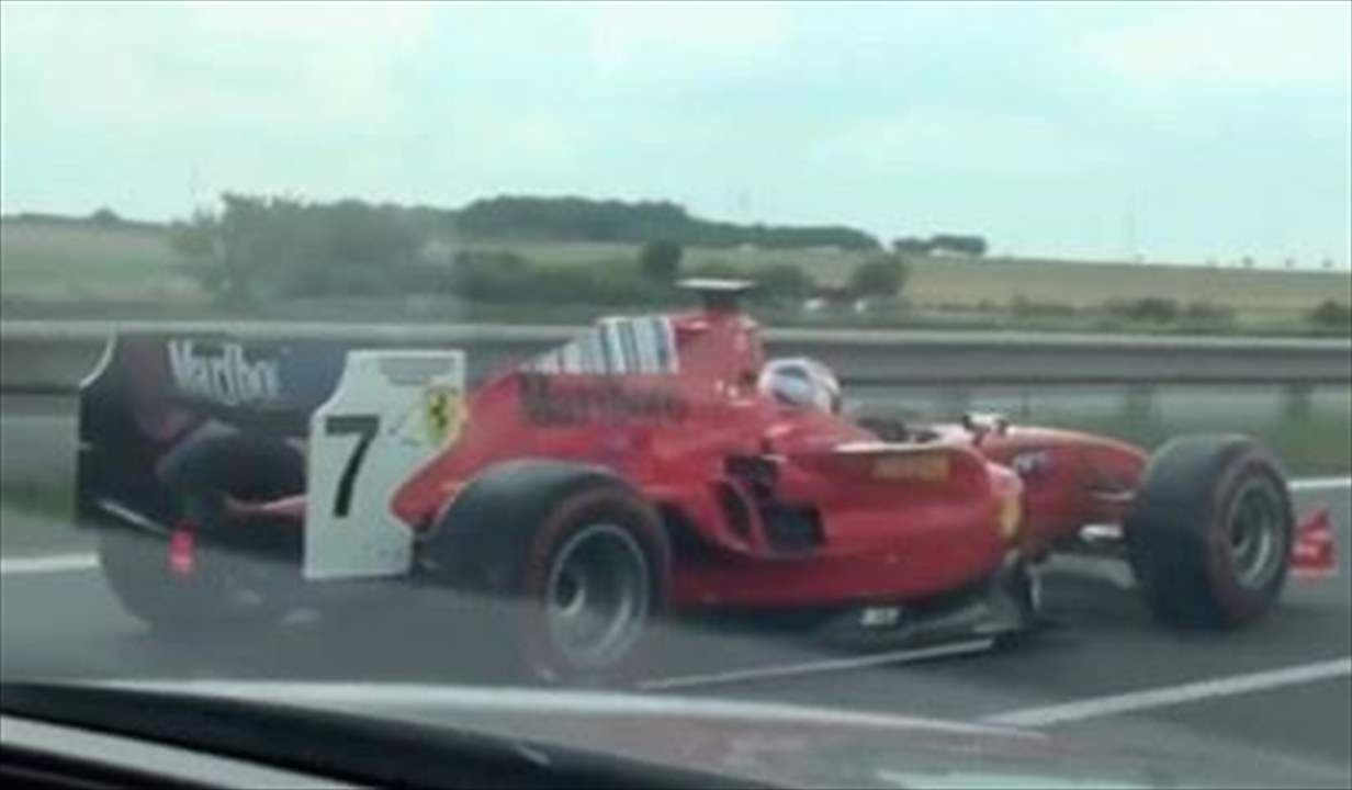 فيديو - سيارة فورمولا مجهولة تتمختر في شوارع تشيكيا