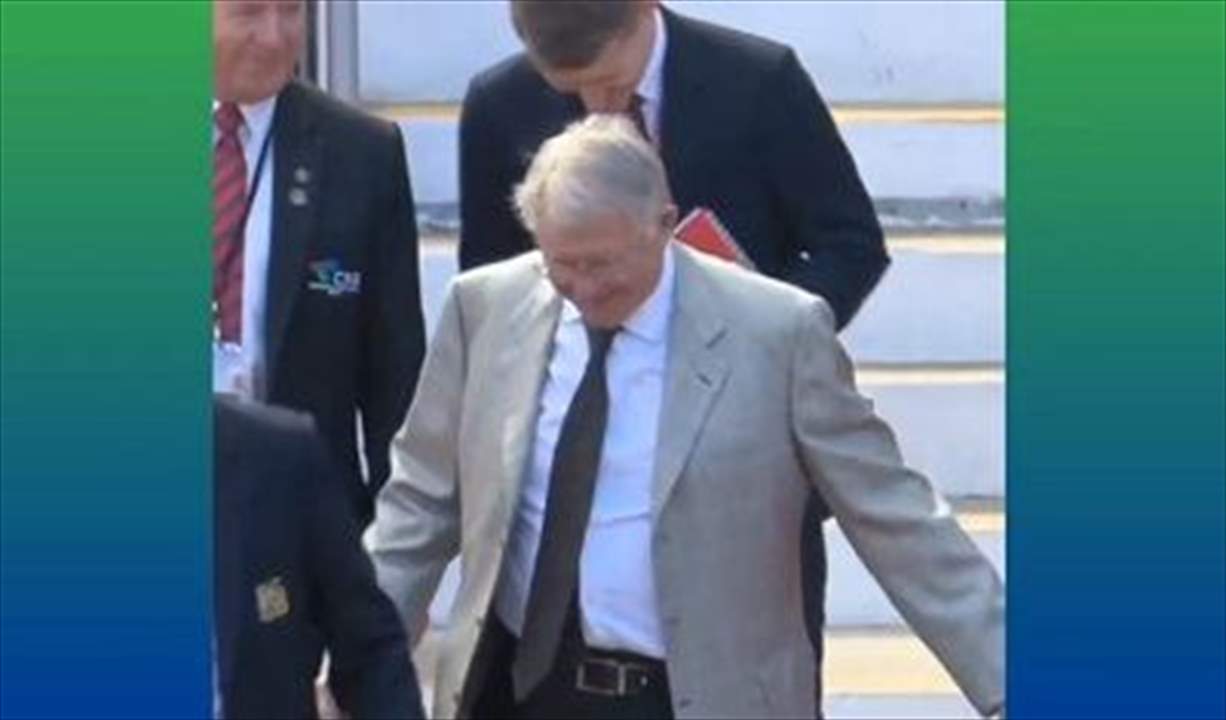 شاهدوا - مشجع لمانشستر يُطالب فيرغسون بالعودة فماذا كانت ردة فعله؟