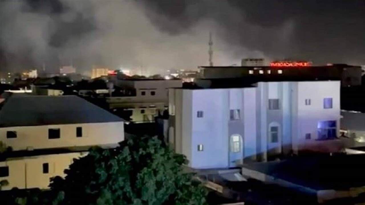 "حركة الشباب" تعلن مسؤوليتها عن اقتحام فندق بسيارتين مفخختين في الصومال