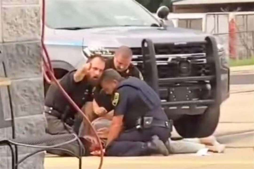 بالفيديو ـ حادثة جديدة ترصد عنف الشرطة الأميركية وإحالة 3 ضباط للتحقيق !!