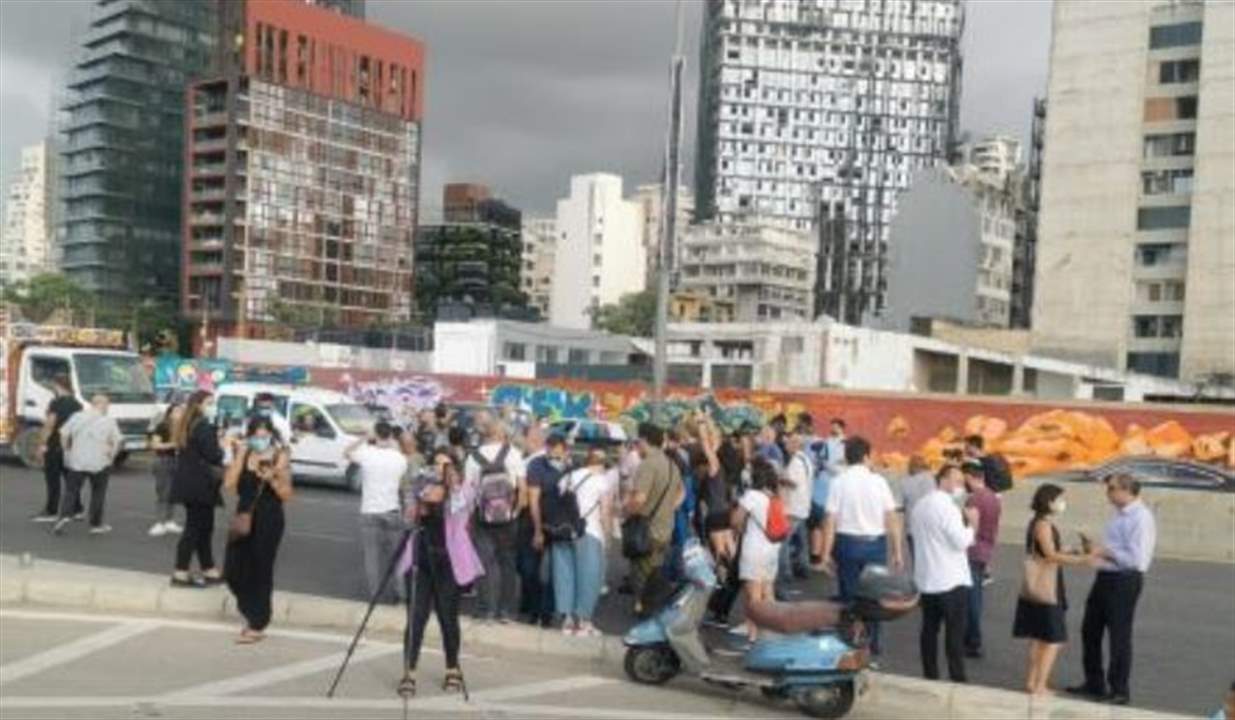 وقفة لأهالي ضحايا تفجير المرفأ أمام تمثال المغترب  ... يعقوبيان وخلف وصليبا طالبوا بالاسراع في اطفاء حريق الاهراءات والتراجع عن قرار هدمها