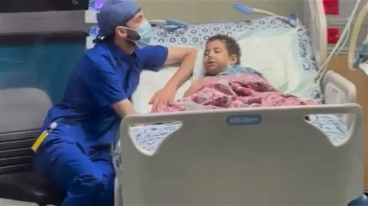   فيديو مؤثر يتصدر مواقع التواصل في مصر لممرض يساعد طفلة مصابة بالسرطان على النوم